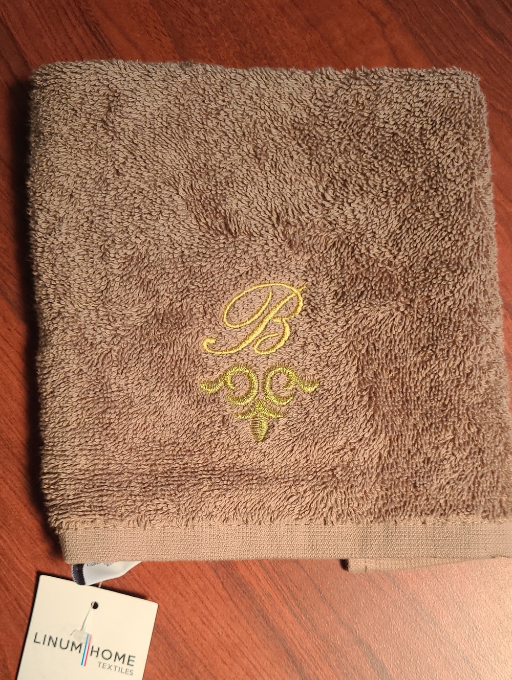 NWT! Latte Brown Wash Cloth Towel Embroidered Gold Monogram B